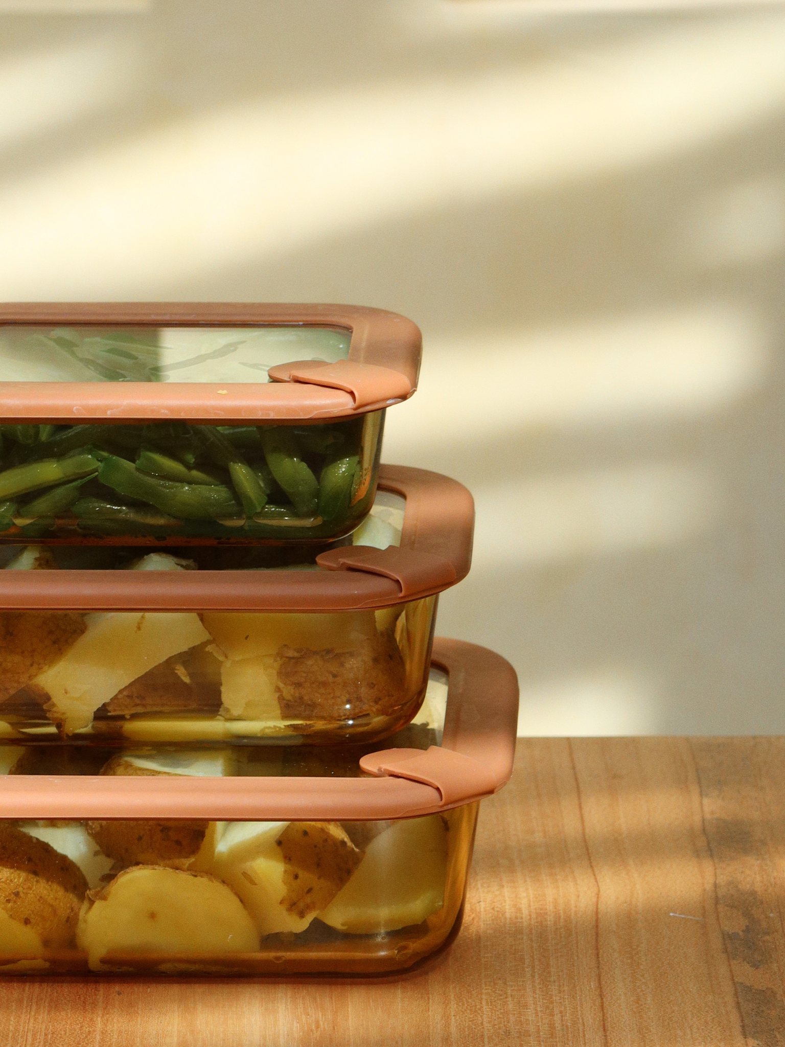 Boîte de conservation en verre ambré Vetto avec couvercle en verre assorti et détails raffinés brun/rosé pour conserver et transporter les aliments avec élégance, disponible en trois tailles pour une organisation intelligente de la cuisine pour yaourts, noix, snacks, restes et meal prep, équipée d’une valve de ventilation en silicone intégrée dans le couvercle pour libérer la pression, fabriquée en verre durable résistant aux odeurs et aux taches et entièrement non toxique, sans BPA et sans microplastiques.