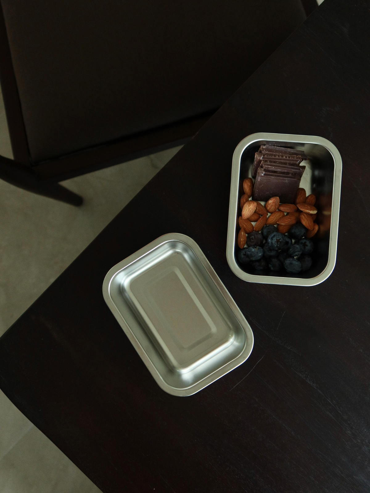 Boîte repas Bento en acier inoxydable sans PFAS et sans BPA, avec couvercle transparent, fermeture hermétique anti-fuite et séparateur amovible. Légère, durable et adaptée au contact alimentaire, elle est idéale pour le meal prep, les déjeuners, les restes et la conservation des aliments secs. Les clips de fermeture assurent une fermeture sécurisée, tandis que le couvercle transparent et les détails beige doux apportent une touche calme et minimaliste. Une boîte repas réutilisable.