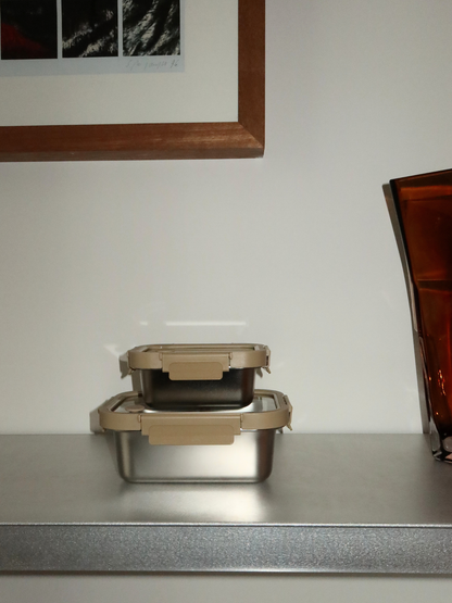 Léger, étanche et sûr pour les aliments, Bento est un récipient pratique et élégant en acier inoxydable avec un couvercle en plastique transparent, un séparateur amovible et des détails beige raffinés. Des clips sécurisés assurent une fermeture hermétique pour la préparation des repas, les restes ou les ingrédients secs. Non toxique, sans BPA et durable, Bento allie simplicité et fonctionnalité. Ses tons doux et son couvercle transparent apportent calme et style à toute cuisine, garde-manger ou sac à déjeun