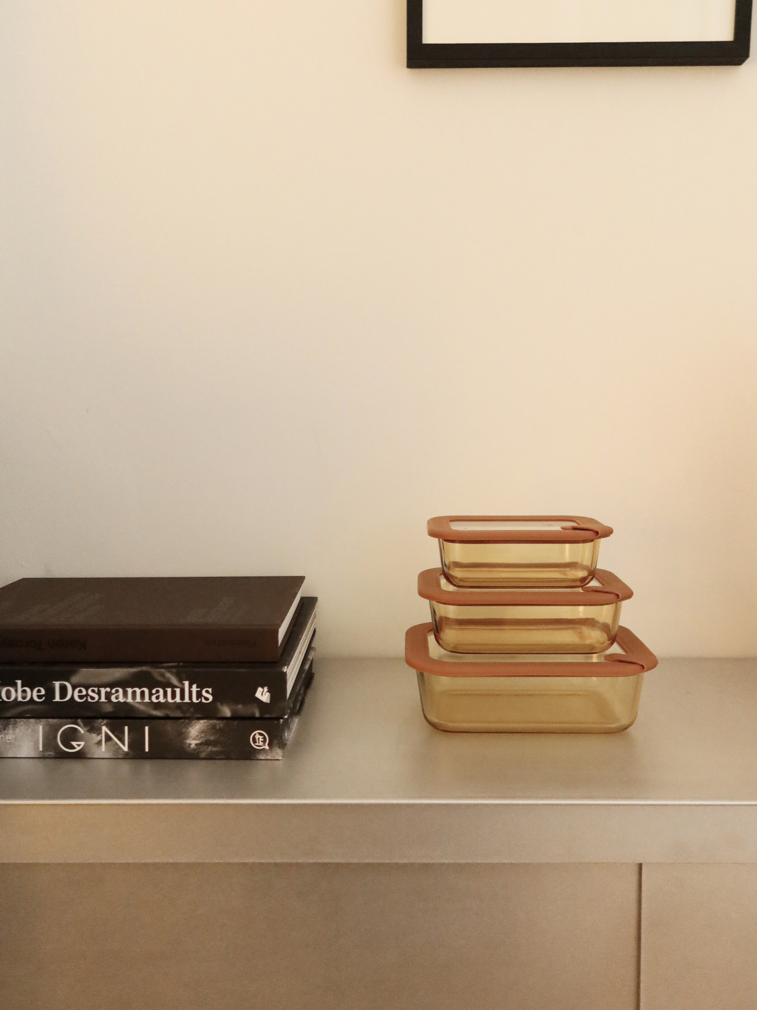 Vetto allie chaleur et clarté dans un design intemporel, fabriqué en verre ambré avec un couvercle en verre assorti et des détails raffinés brun/rose. Trois tailles permettent une organisation intelligente, des petites portions pour le yaourt ou les en-cas aux plus grandes pour la préparation de repas ou la conservation des restes. Le couvercle est équipé d’une petite valve en silicone pour un relâchement facile de la pression. Non toxique, sans BPA, résistant aux odeurs et aux taches, étanche, durable et r