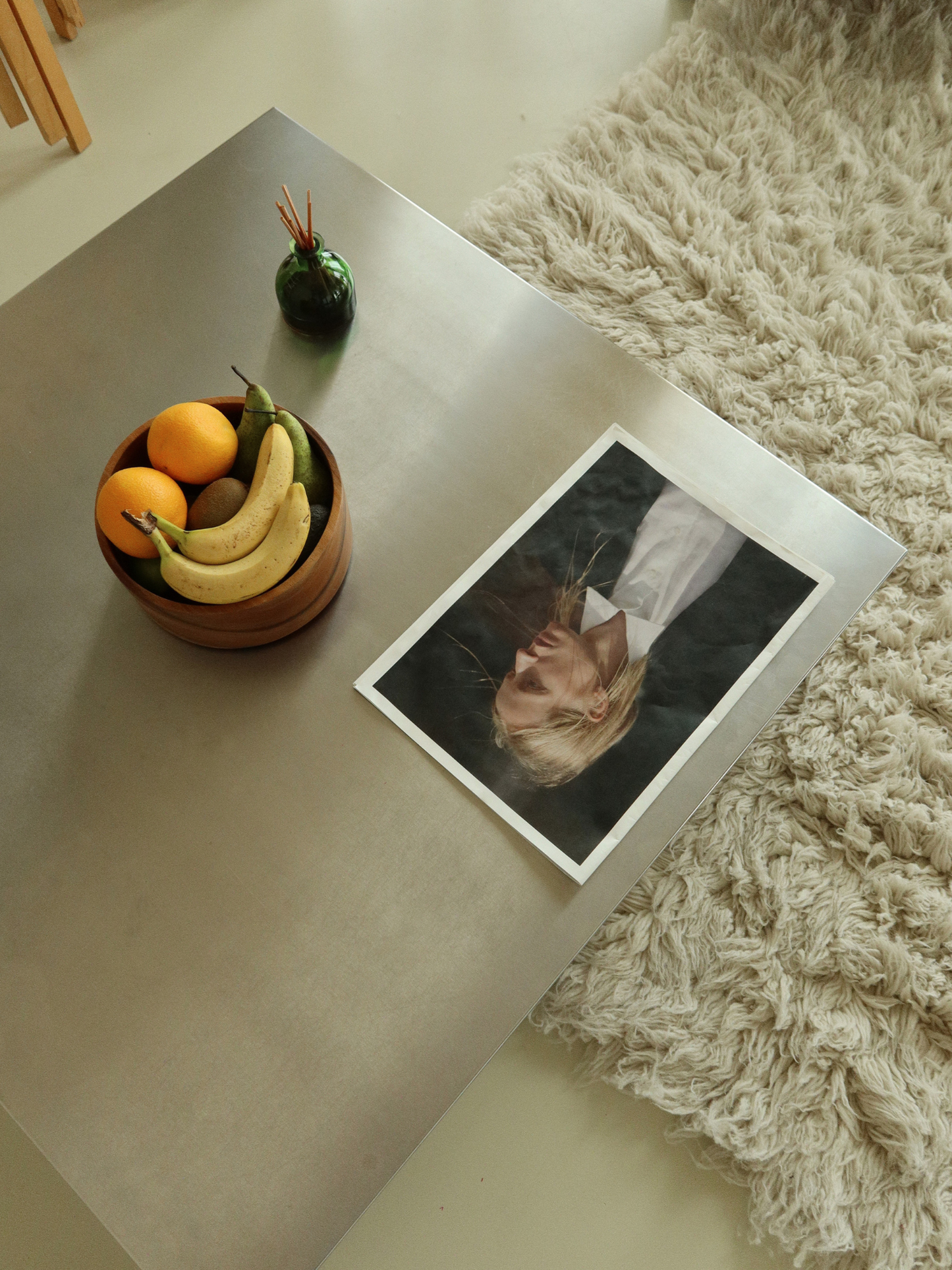 Bol en bois fait main à partir de bois durable en Indonésie, idéal comme corbeille à fruits, coupe de présentation ou bol décoratif pour la cuisine. Son veinage naturel et son aspect chaleureux s’intègrent parfaitement dans un intérieur calme et minimaliste. Idéal pour présenter des fruits, du pain, des snacks ou d’autres accessoires de cuisine. Un cadeau intemporel et unique pour les amateurs de matériaux naturels, de décoration durable et de beaux objets pour la maison.