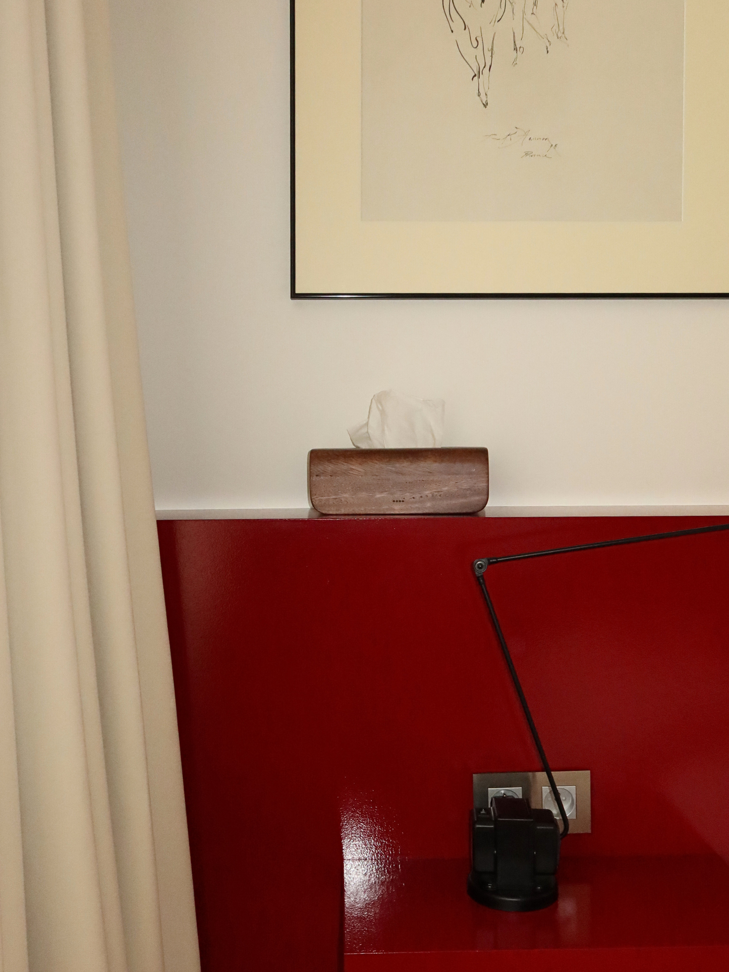 Boîte à mouchoirs en bois de Bornéo fabriquée à la main, avec une finition brun foncé naturelle et élégante. Ce porte-mouchoirs en bois luxueux au design minimaliste, doté d’un couvercle, est conçu pour ranger les boîtes de mouchoirs de manière soignée et esthétique. Un accessoire durable et élégant en bois, idéal pour la salle de bain ou le salon, apportant une touche naturelle, chaleureuse et raffinée à l’intérieur. Une boîte à mouchoirs artisanale alliant fonctionnalité, qualité et design intemporel.