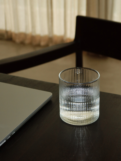 Glas Yuki mit gerader Form und eleganten Rillen, gefertigt aus hitzebeständigem Borosilikatglas, stilvolles Trinkglas für Wasser, Softdrinks oder gekühlte Getränke, modernes Tischstyling mit Restaurant-Charakter, einzeln erhältlich und kombinierbar mit passender Glaskaraffe. Gerades Borosilikatglas mit feinen vertikalen Rillen, die das Licht besonders schön reflektieren, langlebiges und hitzebeständiges Wasserglas für den täglichen Gebrauch, zeitloses Designglas für eine elegante Tischdekoration.