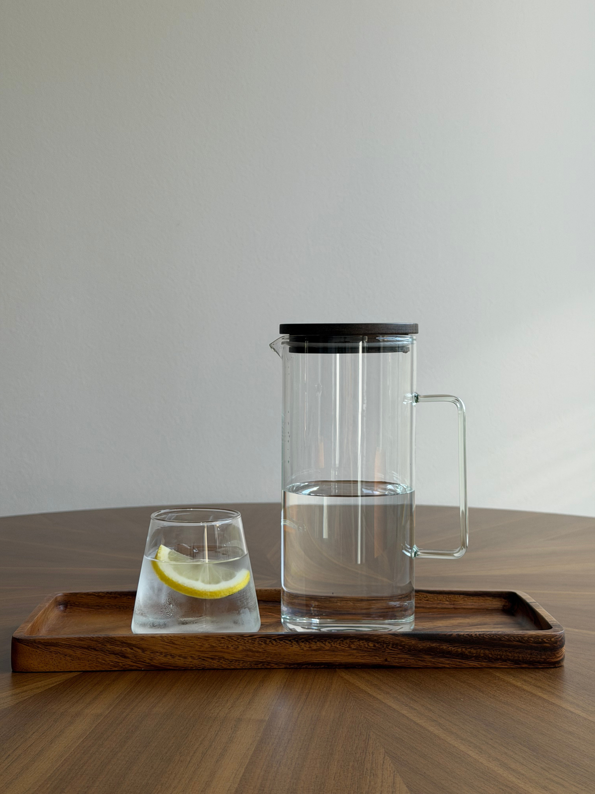 Votre rafraîchissement avec élégance. Que ce soit une carafe d’eau citronnée lors d’une journée d’été, un thé glacé rafraîchissant pendant un dîner ou simplement de l’eau du robinet présentée avec style, la carafe Loki apporte toujours une touche d’élégance à votre table. Conçue pour rendre chaque jour spécial, cette carafe en verre combine simplicité et raffinement. La poignée solide et le bec verseur élégant permettent un service précis et sans éclaboussures. Le couvercle en bois d’acacia avec joint.