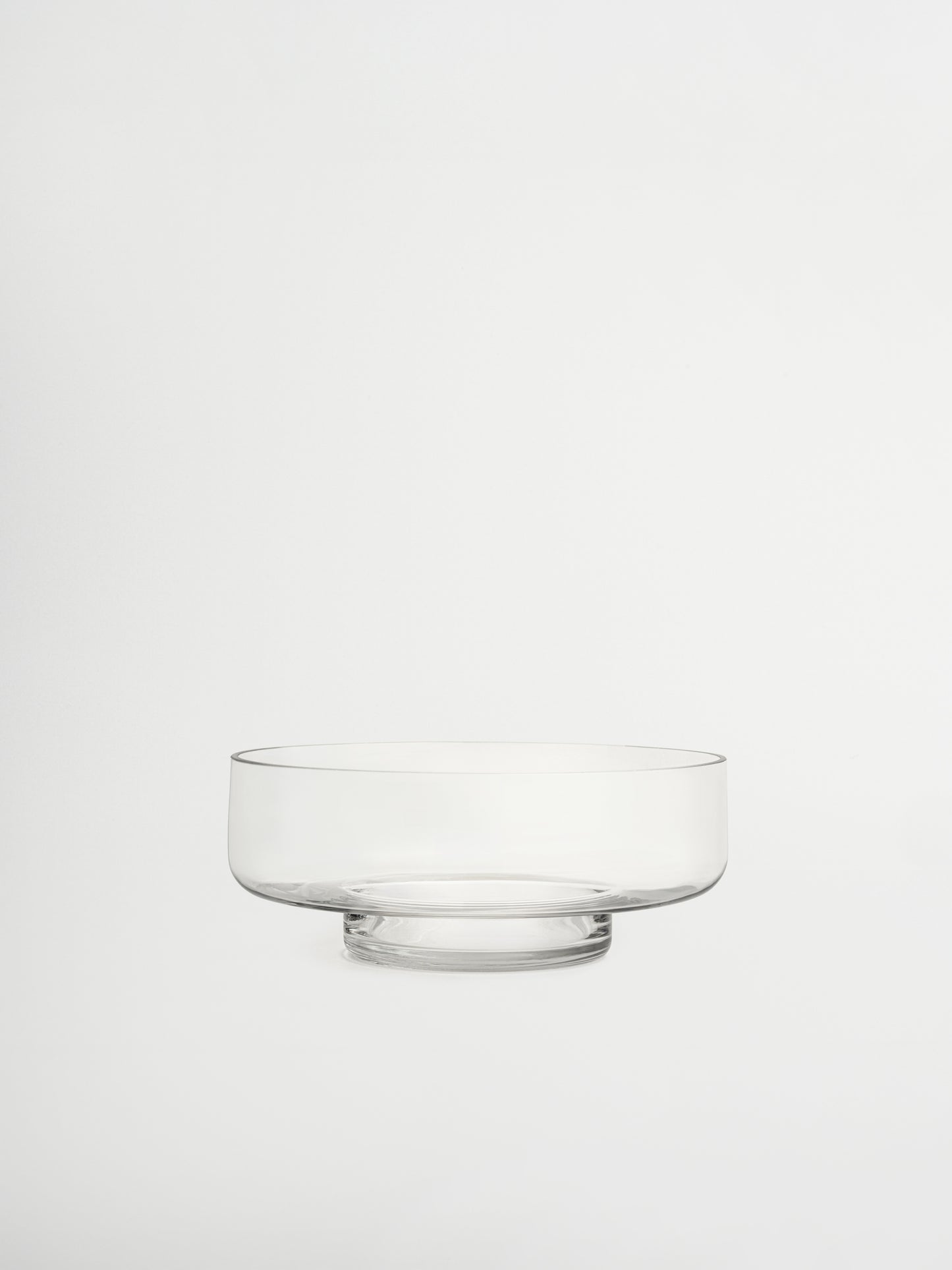 An elegant base for your fruit, Glass Bowl Shin is a spacious, large glass bowl perfect for displaying fruit in a natural and stylish way. Its clear, glass-like appearance highlights everything inside, from juicy apples to colorful citrus, making your presentation stand out. With soft curves and a minimalist design, Shin doubles as a decorative object. Made from clear, durable borosilicate glass, it is strong yet lightweight, adding a fresh and elegant touch to any table or kitchen.