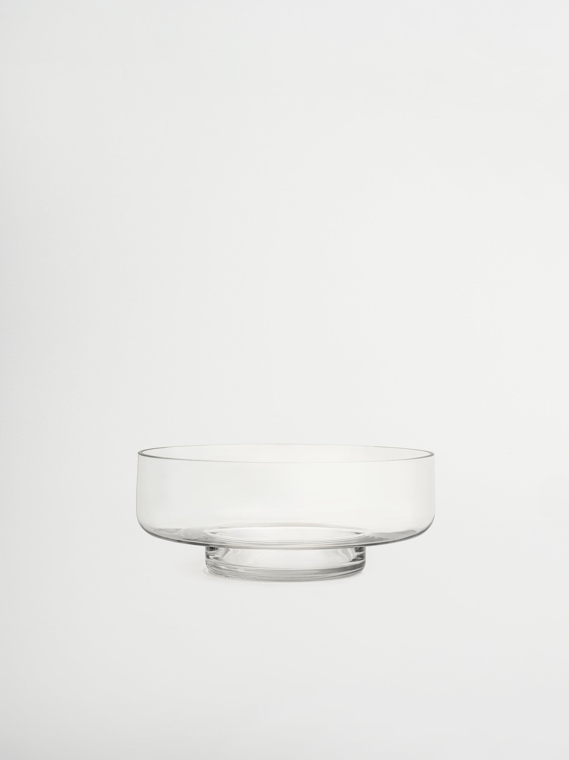 An elegant base for your fruit, Glass Bowl Shin is a spacious, large glass bowl perfect for displaying fruit in a natural and stylish way. Its clear, glass-like appearance highlights everything inside, from juicy apples to colorful citrus, making your presentation stand out. With soft curves and a minimalist design, Shin doubles as a decorative object. Made from clear, durable borosilicate glass, it is strong yet lightweight, adding a fresh and elegant touch to any table or kitchen.