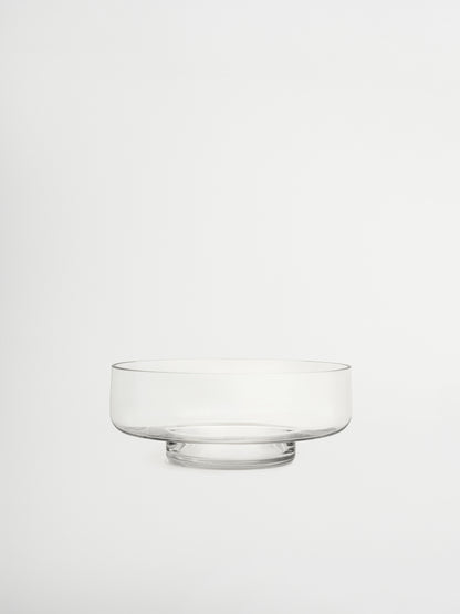 An elegant base for your fruit, Glass Bowl Shin is a spacious, large glass bowl perfect for displaying fruit in a natural and stylish way. Its clear, glass-like appearance highlights everything inside, from juicy apples to colorful citrus, making your presentation stand out. With soft curves and a minimalist design, Shin doubles as a decorative object. Made from clear, durable borosilicate glass, it is strong yet lightweight, adding a fresh and elegant touch to any table or kitchen.