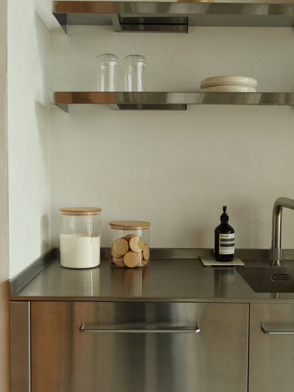 Brede glazen voorraadpot met natuurlijk bamboe deksel voor het overzichtelijk en stijlvol bewaren van bloem, rijst, havermout, pasta, noten, eiwitpoeder en andere voorraadproducten. De ruime opening maakt vullen en scheppen eenvoudig, terwijl het luchtdichte deksel helpt om ingrediënten vers en goed beschermd te houden. Een duurzame, plasticvrije oplossing voor een rustige en georganiseerde keuken, ideaal voor een non-toxic keuken zonder onnodig plastic. Perfect voor voorraadkast of op het aanrecht. 