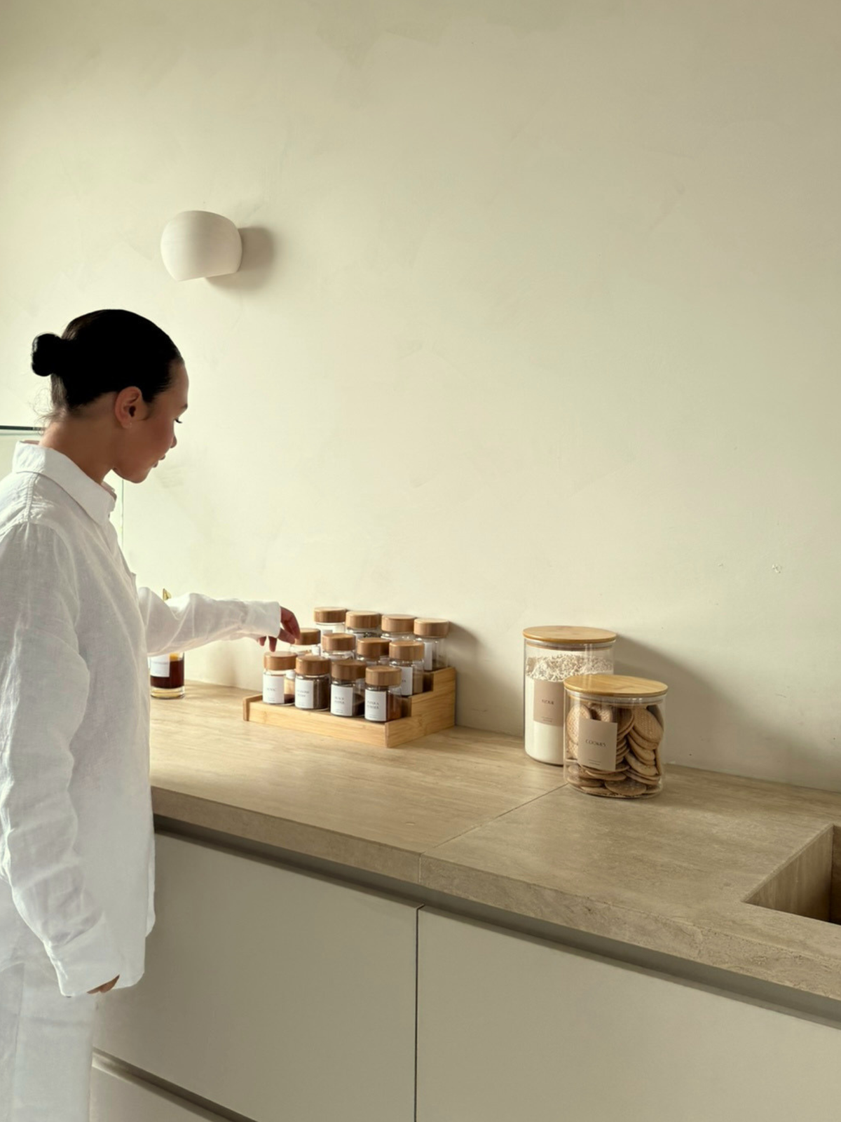 Breites Vorratsglas mit natürlichem Bambusdeckel zur stilvollen und übersichtlichen Aufbewahrung von Mehl, Reis, Haferflocken, Pasta, Nüssen, Proteinpulver und anderen Vorräten. Die große Öffnung erleichtert das Befüllen und Entnehmen, während der luftdichte Deckel dabei hilft, Lebensmittel frisch und geschützt aufzubewahren. Eine nachhaltige, plastikfreie Lösung für eine ruhige und organisierte Küche, ideal für eine Küche ohne unnötiges Plastik. Perfekt für Vorratsschrank, Arbeitsfläche und Pantry-Organisa