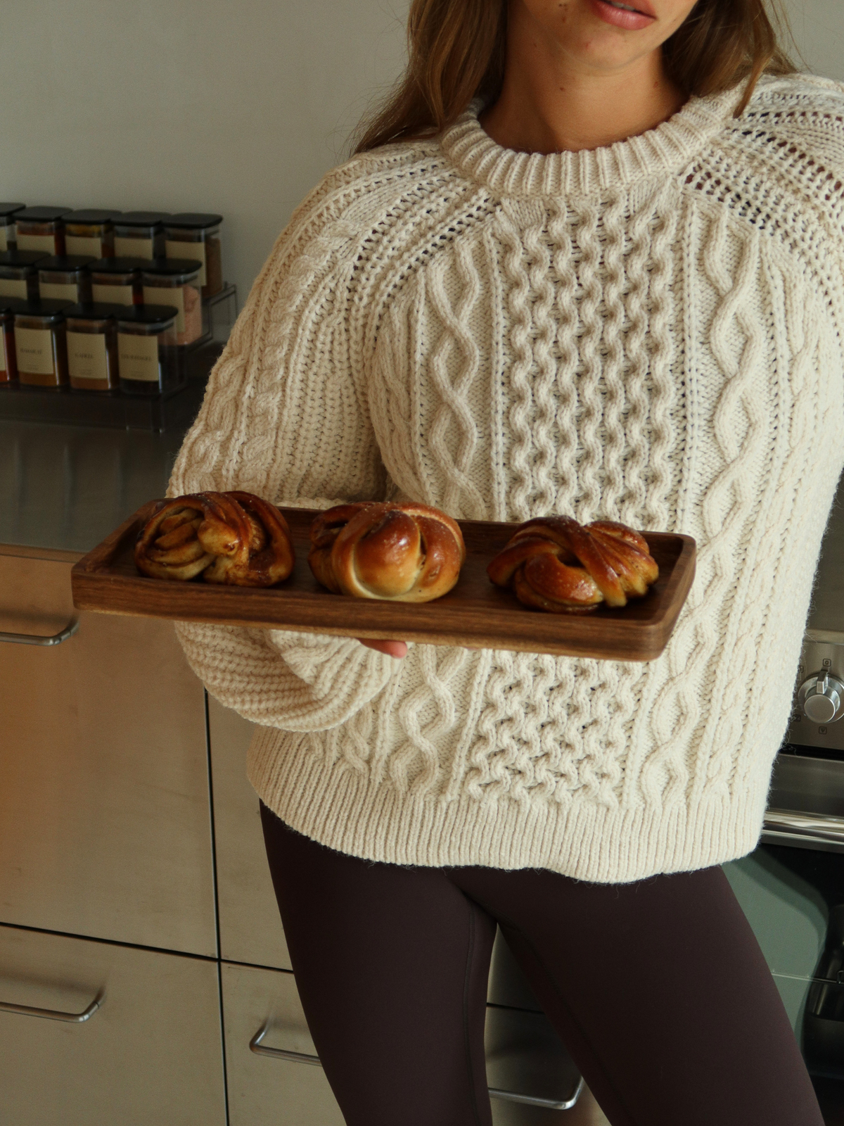 Donkerbruin rechthoekig houten plateau Amara, verkrijgbaar in twee maten, ideaal voor het organiseren van kruidenpotjes, dispensers, zeep en andere kleine items. Het veelzijdige houten plateau kan ook gebruikt worden als onderzetter voor keukenaccessoires, als klein broodplankje of als stijlvolle basis voor accessoires in de keuken, badkamer of op tafel. De warme natuurlijke houtnerf geeft een elegante en tijdloze uitstraling en past prachtig in een rustige, minimalistische inrichting.