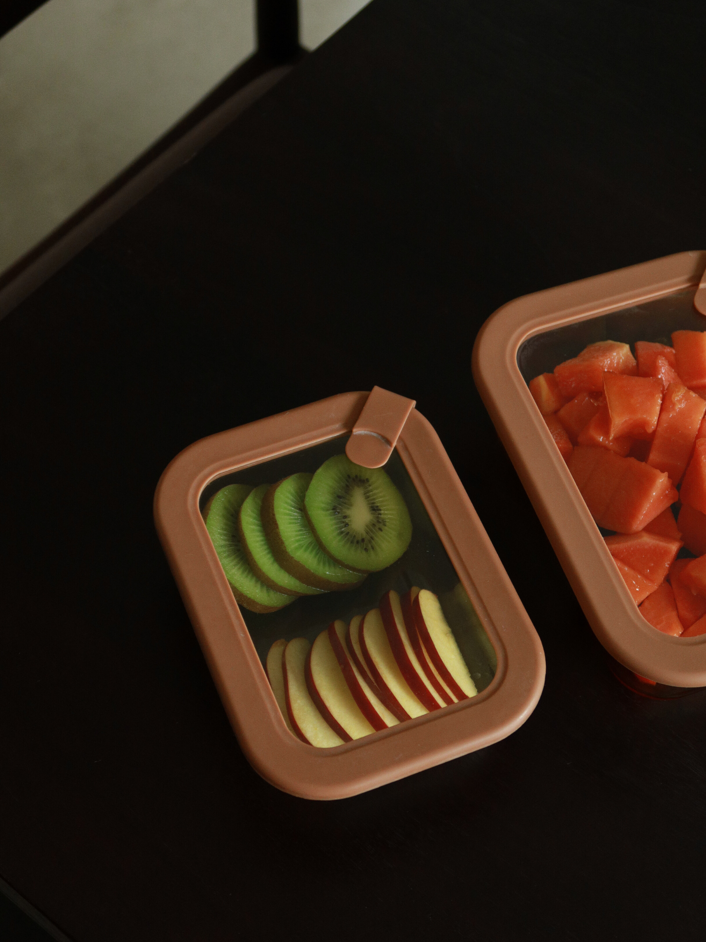 Vetto combines warmth and clarity in a timeless design made from amber glass, finished with a matching glass lid and subtle brown-rosé details.
Available in three sizes, it supports smart organization — from small portions for yogurt or snacks to larger containers for meal prep or leftovers. The lid features a discreet silicone valve to release pressure.
Non-toxic, BPA-free, odor- and stain-resistant, leakproof, durable, and reusable — designed for calm, organized kitchens.