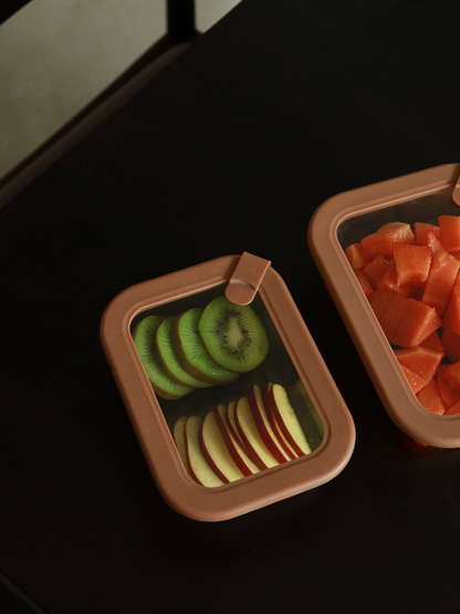 Vetto combines warmth and clarity in a timeless design made from amber glass, finished with a matching glass lid and subtle brown-rosé details.
Available in three sizes, it supports smart organization — from small portions for yogurt or snacks to larger containers for meal prep or leftovers. The lid features a discreet silicone valve to release pressure.
Non-toxic, BPA-free, odor- and stain-resistant, leakproof, durable, and reusable — designed for calm, organized kitchens.