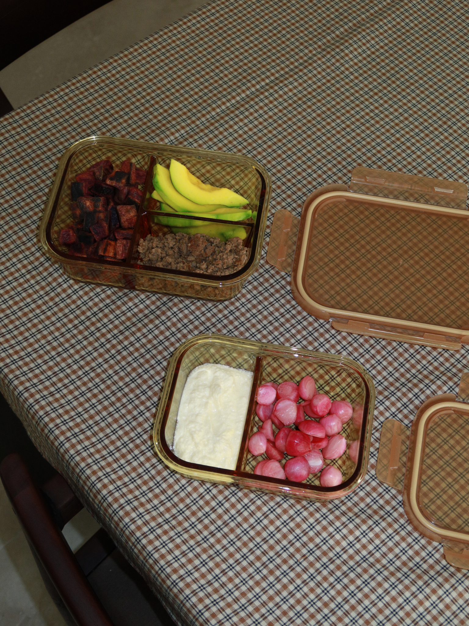 Zad is an amber-colored glass container with a glass lid and refined amber/brown accents, combining style and functionality. The integrated glass divider keeps multiple ingredients organized. Perfect for balanced lunches, meal prep, or storing leftovers. Non-toxic, BPA-free, odor- and stain-resistant glass makes it durable, easy to clean, leak-proof, and ideal for mindful, stylish storage in kitchen, fridge, or lunch bag.