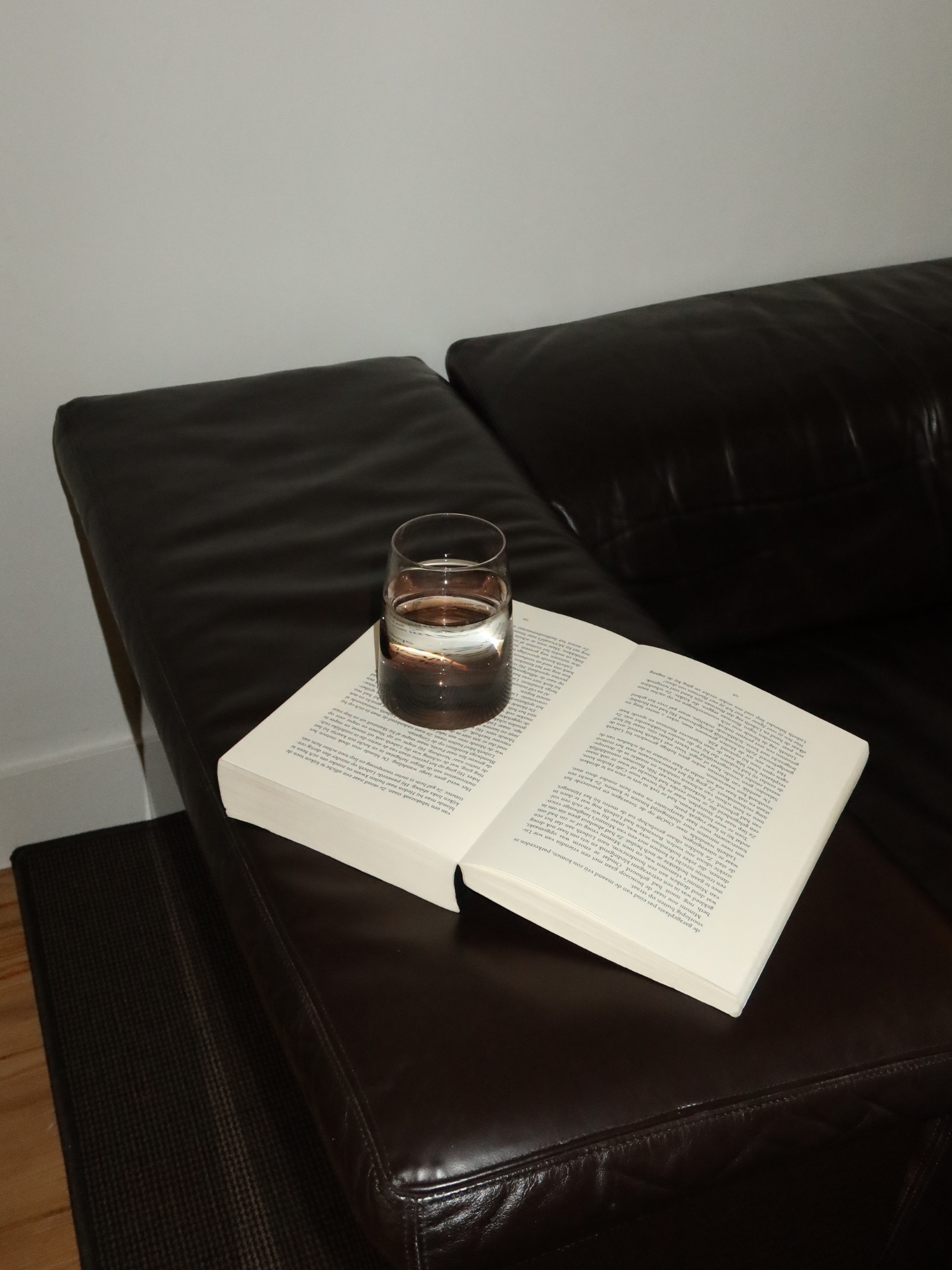 Izzah tumbler glass with an elegant ombre effect from dark brown to clear glass, perfect for serving water, juice, or other refreshing drinks in style. The minimalist, sleek design adds a refined, restaurant-like atmosphere to your table or coffee corner. Made from durable, reusable glass and ideal for aesthetic drinkware, modern kitchens, and stylish table decor.