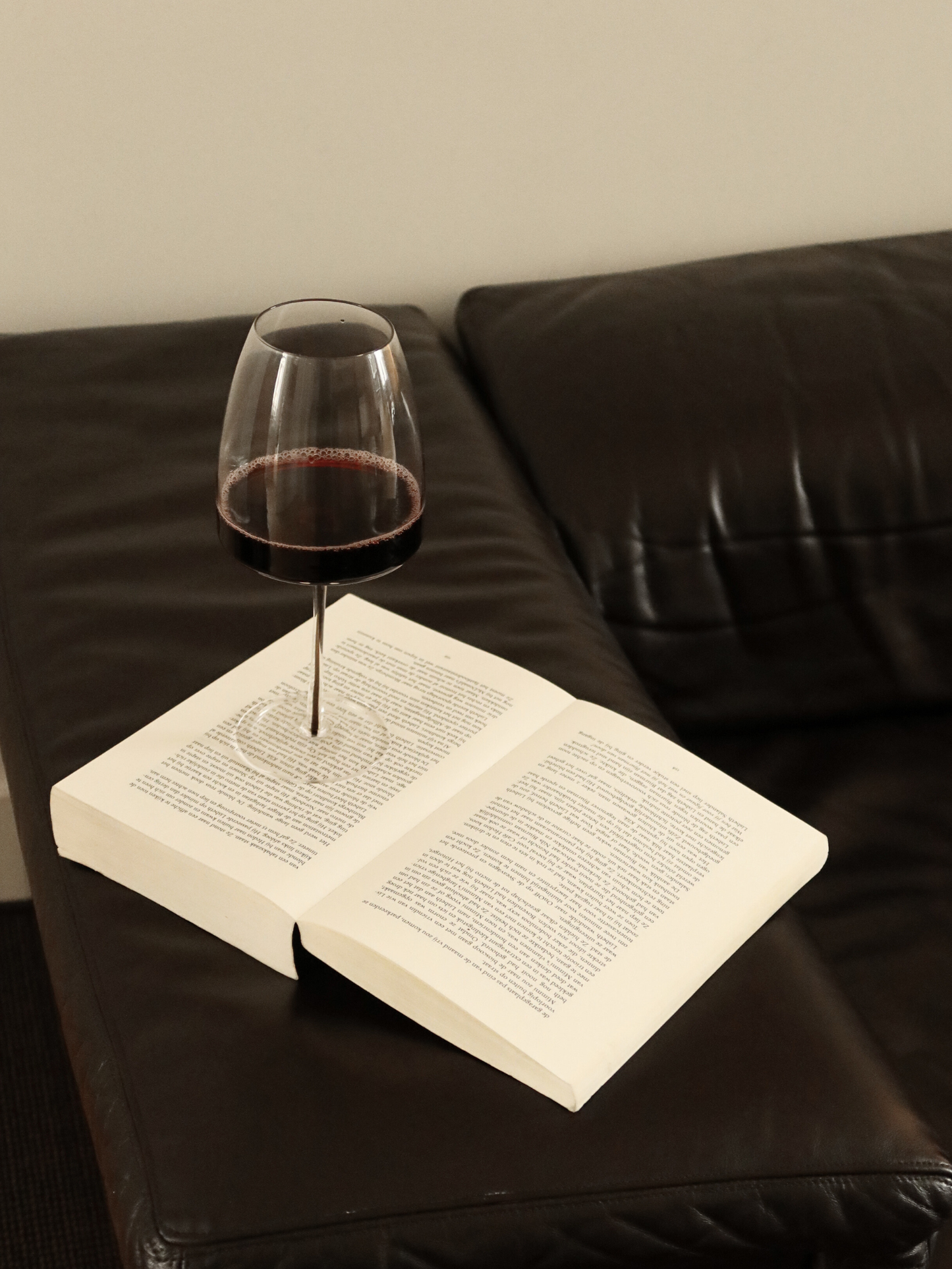 Glass Iman with a slender stem and elegant ombre effect from dark brown to transparent, perfect for adding a chic and refined touch to your wine moments. This stylish, reusable wine glass combines minimalist design with a luxurious feel, ideal for modern kitchens or restaurant-style table settings. Suitable for wine, prosecco, or other festive drinks and made from durable glass for everyday use.