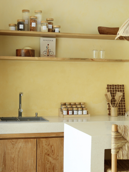 Handgemaakte bruine houten fruitschaal voor het elegant bewaren en serveren van fruit, snacks, snoep of salades in de keuken of eetkamer, gemaakt van hoogwaardig en duurzaam hout met een rijke diepe afwerking die de natuurlijke houtnerf benadrukt, ontworpen als een ruime en functionele eyecatcher voor moderne en klassieke interieurs, met een glad gepolijst oppervlak voor eenvoudig reinigen en langdurig gebruik en perfect voor stijlvolle home organisatie en tafelpresentatie.