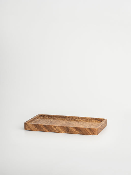 Donkerbruin rechthoekig houten plateau Amara, verkrijgbaar in twee maten, ideaal voor het organiseren van kruidenpotjes, dispensers, zeep en andere kleine items. Het veelzijdige houten plateau kan ook gebruikt worden als onderzetter voor keukenaccessoires, als klein broodplankje of als stijlvolle basis voor accessoires in de keuken, badkamer of op tafel. De warme natuurlijke houtnerf geeft een elegante en tijdloze uitstraling en past prachtig in een rustige, minimalistische inrichting. 