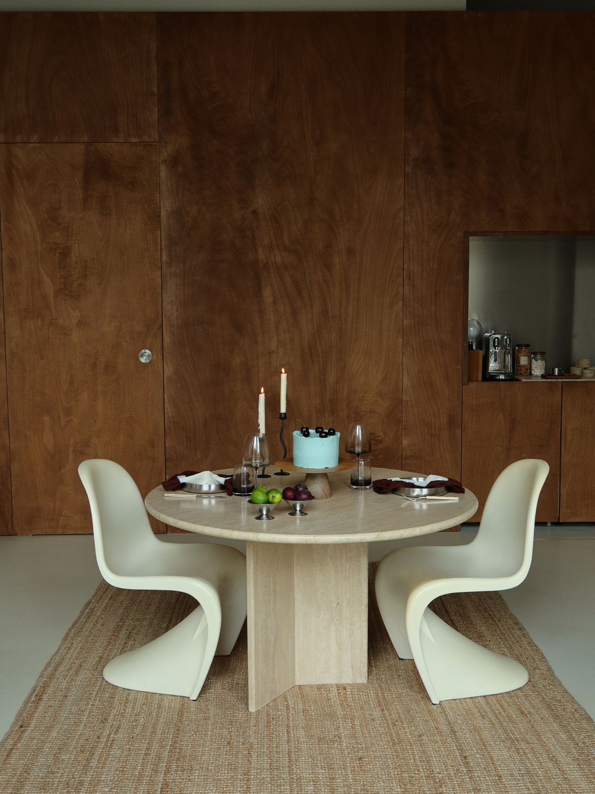 Elegant wijnglas met een slanke steel en verfijnd ombre-effect van donkerbruin naar transparant, perfect voor een stijlvolle en chique wijnervaring. Dit herbruikbare glas combineert een minimalistisch design met een luxe uitstraling en past prachtig in moderne keukens en bij restaurantwaardige tafeldekkingen. Ideaal voor wijn, prosecco en andere feestelijke dranken. Gemaakt van duurzaam glas voor dagelijks gebruik en bijzondere momenten, en een elegante toevoeging aan een verfijnde glaswerkcollectie.
