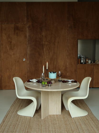 Elegant wijnglas met een slanke steel en verfijnd ombre-effect van donkerbruin naar transparant, perfect voor een stijlvolle en chique wijnervaring. Dit herbruikbare glas combineert een minimalistisch design met een luxe uitstraling en past prachtig in moderne keukens en bij restaurantwaardige tafeldekkingen. Ideaal voor wijn, prosecco en andere feestelijke dranken. Gemaakt van duurzaam glas voor dagelijks gebruik en bijzondere momenten, en een elegante toevoeging aan een verfijnde glaswerkcollectie.
