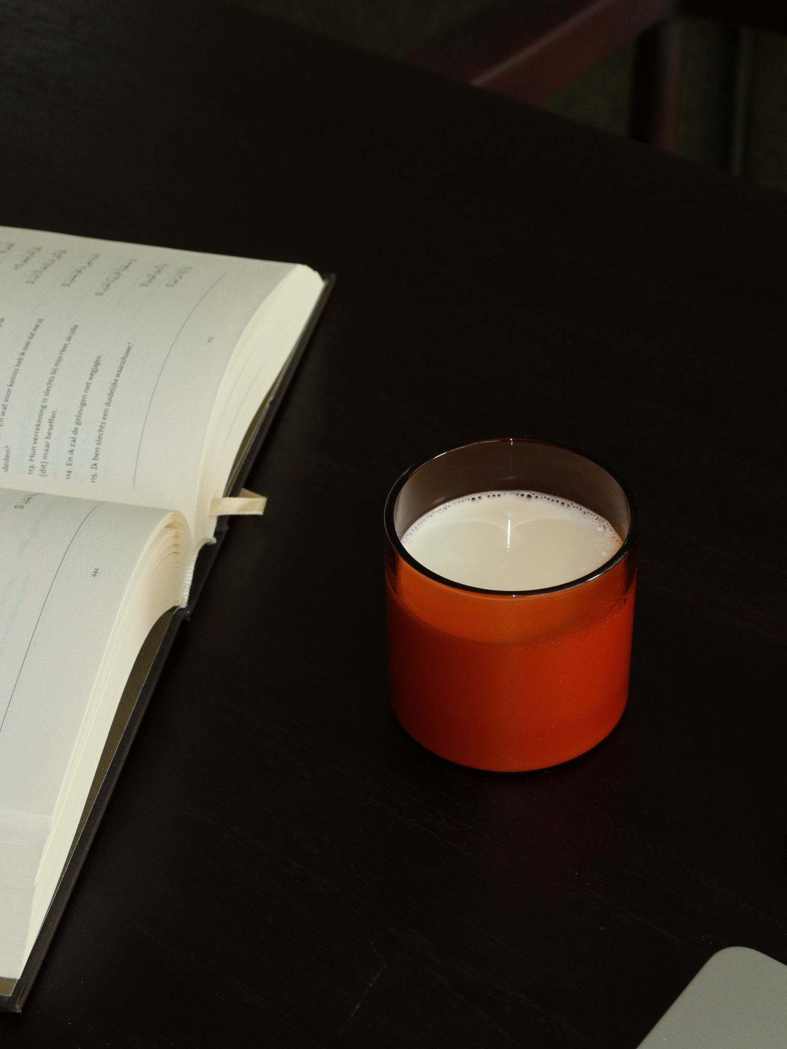 Verre Mei mit geradlinigem Design, ideal zum Servieren von Wasser, Erfrischungsgetränken oder sogar einem Cappuccino zu Hause. Der warme Braun- bzw. Cognacton verleiht Ihrem Tisch oder Ihrer Kaffee-Ecke einen eleganten und charaktervollen Akzent. Hergestellt aus langlebigem, wiederverwendbarem Glas verbindet dieses minimalistische Trinkglas moderne Ästhetik mit einem hochwertigen Genusserlebnis – für echtes Restaurantgefühl in den eigenen vier Wänden.