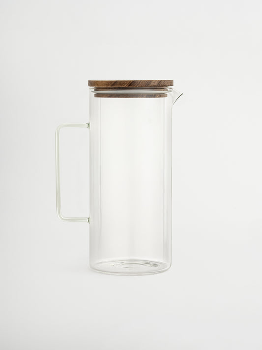Votre rafraîchissement avec élégance. Que ce soit une carafe d’eau citronnée lors d’une journée d’été, un thé glacé rafraîchissant pendant un dîner ou simplement de l’eau du robinet présentée avec style, la carafe Loki apporte toujours une touche d’élégance à votre table. Conçue pour rendre chaque jour spécial, cette carafe en verre combine simplicité et raffinement. La poignée solide et le bec verseur élégant permettent un service précis et sans éclaboussures. Le couvercle en bois d’acacia avec joint en ca