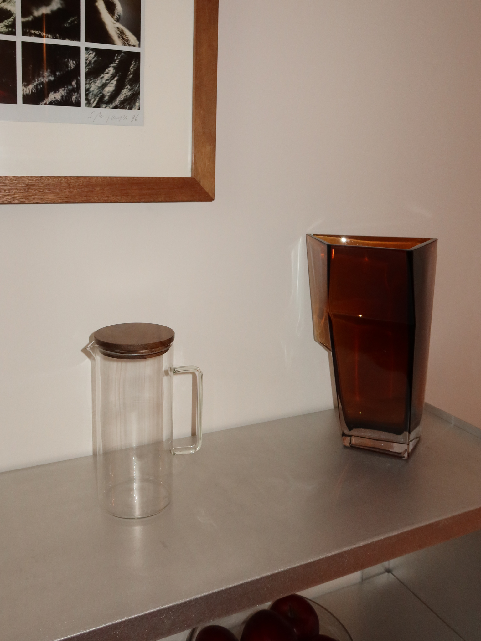 Votre rafraîchissement avec élégance. Que ce soit une carafe d’eau citronnée lors d’une journée d’été, un thé glacé rafraîchissant pendant un dîner ou simplement de l’eau du robinet présentée avec style, la carafe Loki apporte toujours une touche d’élégance à votre table. Conçue pour rendre chaque jour spécial, cette carafe en verre combine simplicité et raffinement. La poignée solide et le bec verseur élégant permettent un service précis et sans éclaboussures.