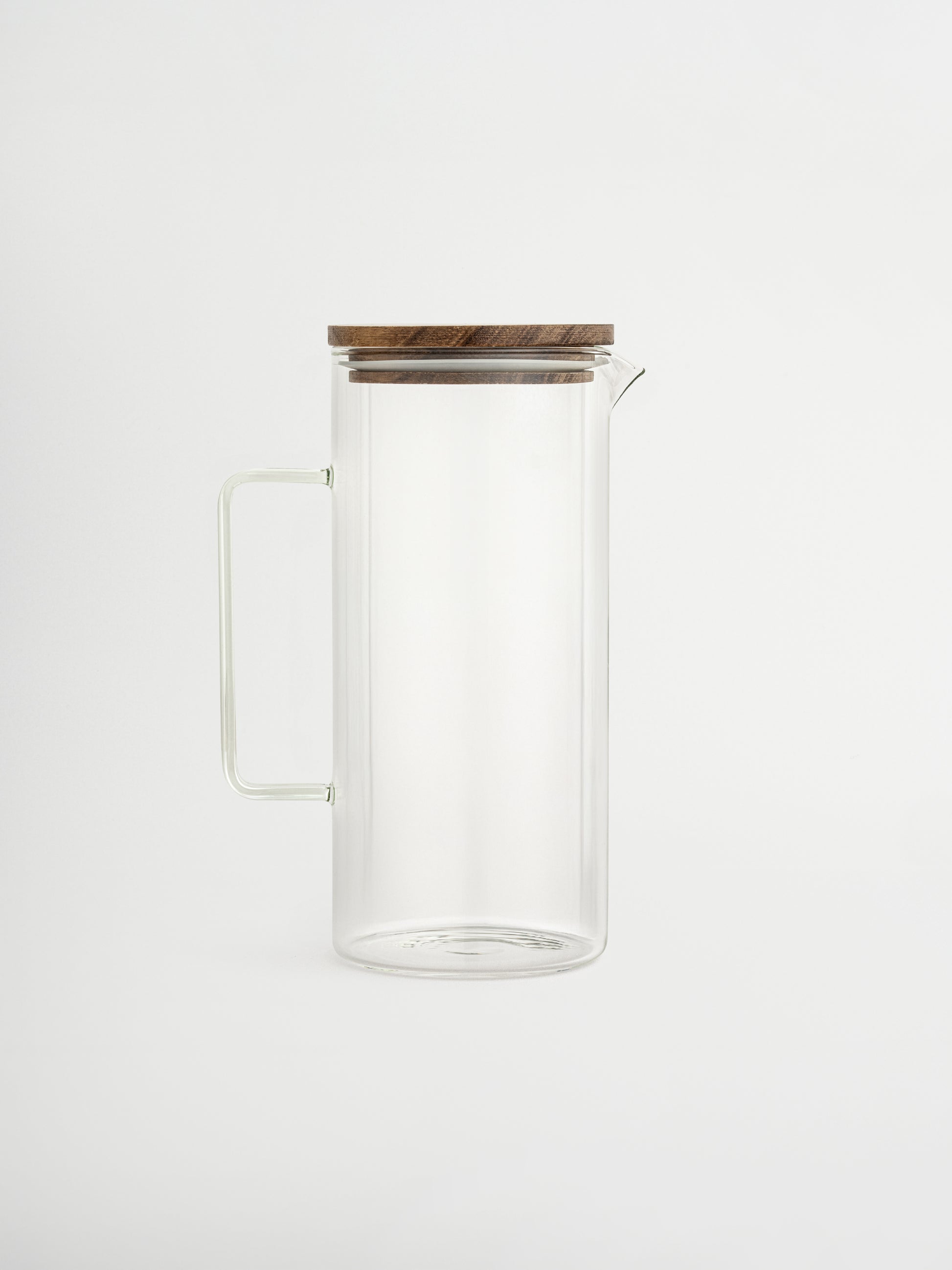 Votre rafraîchissement avec élégance. Que ce soit une carafe d’eau citronnée lors d’une journée d’été, un thé glacé rafraîchissant pendant un dîner ou simplement de l’eau du robinet présentée avec style, la carafe Loki apporte toujours une touche d’élégance à votre table. Conçue pour rendre chaque jour spécial, cette carafe en verre combine simplicité et raffinement. La poignée solide et le bec verseur élégant permettent un service précis et sans éclaboussures. Le couvercle en bois d’acacia avec joint en ca