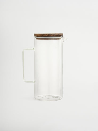 Votre rafraîchissement avec élégance. Que ce soit une carafe d’eau citronnée lors d’une journée d’été, un thé glacé rafraîchissant pendant un dîner ou simplement de l’eau du robinet présentée avec style, la carafe Loki apporte toujours une touche d’élégance à votre table. Conçue pour rendre chaque jour spécial, cette carafe en verre combine simplicité et raffinement. La poignée solide et le bec verseur élégant permettent un service précis et sans éclaboussures. Le couvercle en bois d’acacia avec joint en ca