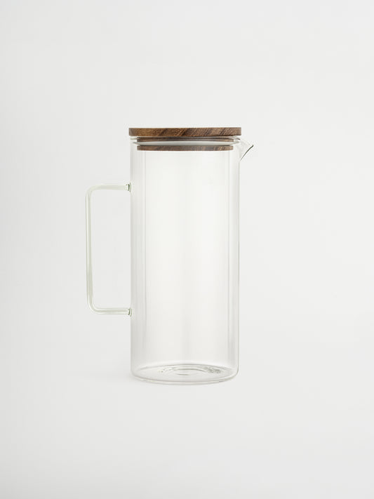 Votre rafraîchissement avec élégance. Que ce soit une carafe d’eau citronnée lors d’une journée d’été, un thé glacé rafraîchissant pendant un dîner ou simplement de l’eau du robinet présentée avec style, la carafe Loki apporte toujours une touche d’élégance à votre table. Conçue pour rendre chaque jour spécial, cette carafe en verre combine simplicité et raffinement. La poignée solide et le bec verseur élégant permettent un service précis et sans éclaboussures. Le couvercle en bois d’acacia avec joint en ca
