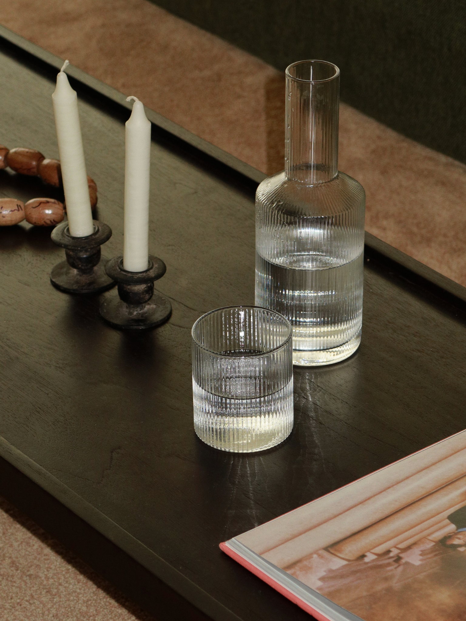 Carafe Neko, élégante pour l’eau ou le jus, dotée d’une subtile texture nervurée qui capte magnifiquement la lumière et les ombres. Parfaite pour servir de l’eau, des jus ou d’autres boissons rafraîchissantes avec style. Fabriquée en verre borosilicate clair, durable et résistant à la chaleur, elle est légère et suffisamment robuste pour un usage quotidien. Sa forme ergonomique facilite le remplissage et le service, tandis que la structure nervurée apporte une touche ludique et raffinée. 