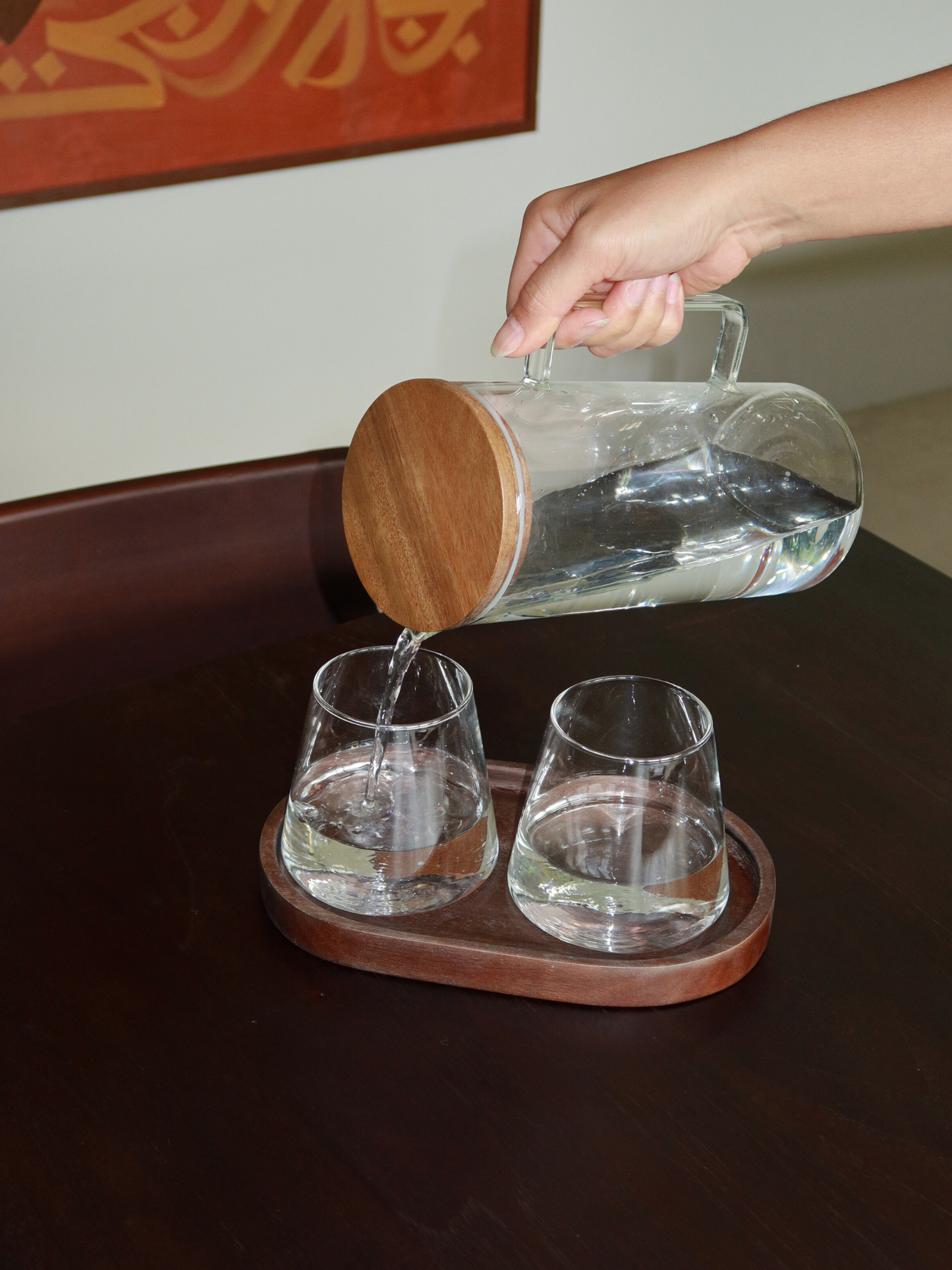 Votre rafraîchissement avec élégance. Que ce soit une carafe d’eau citronnée lors d’une journée d’été, un thé glacé rafraîchissant pendant un dîner ou simplement de l’eau du robinet présentée avec style, la carafe Loki apporte toujours une touche d’élégance à votre table. Conçue pour rendre chaque jour spécial, cette carafe en verre combine simplicité et raffinement. La poignée solide et le bec verseur élégant permettent un service précis et sans éclaboussures. Le couvercle en bois d’acacia avec joint.