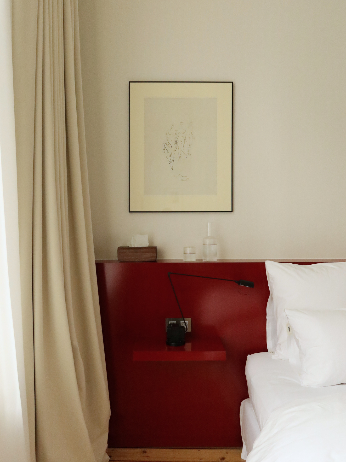 Kan Neko, une carafe à eau ou à jus élégante avec une subtile texture côtelée qui capte magnifiquement la lumière et l’ombre. Parfaite pour servir de l’eau, du jus ou d’autres boissons rafraîchissantes avec style. Fabriquée en verre borosilicaté clair et durable, résistant et thermorésistant, avec une forme pratique qui facilite le remplissage et le service. La structure côtelée apporte une touche unique et ludique sans dominer. Associez Neko à des verres assortis (vendus séparément) pour un ensemble comple