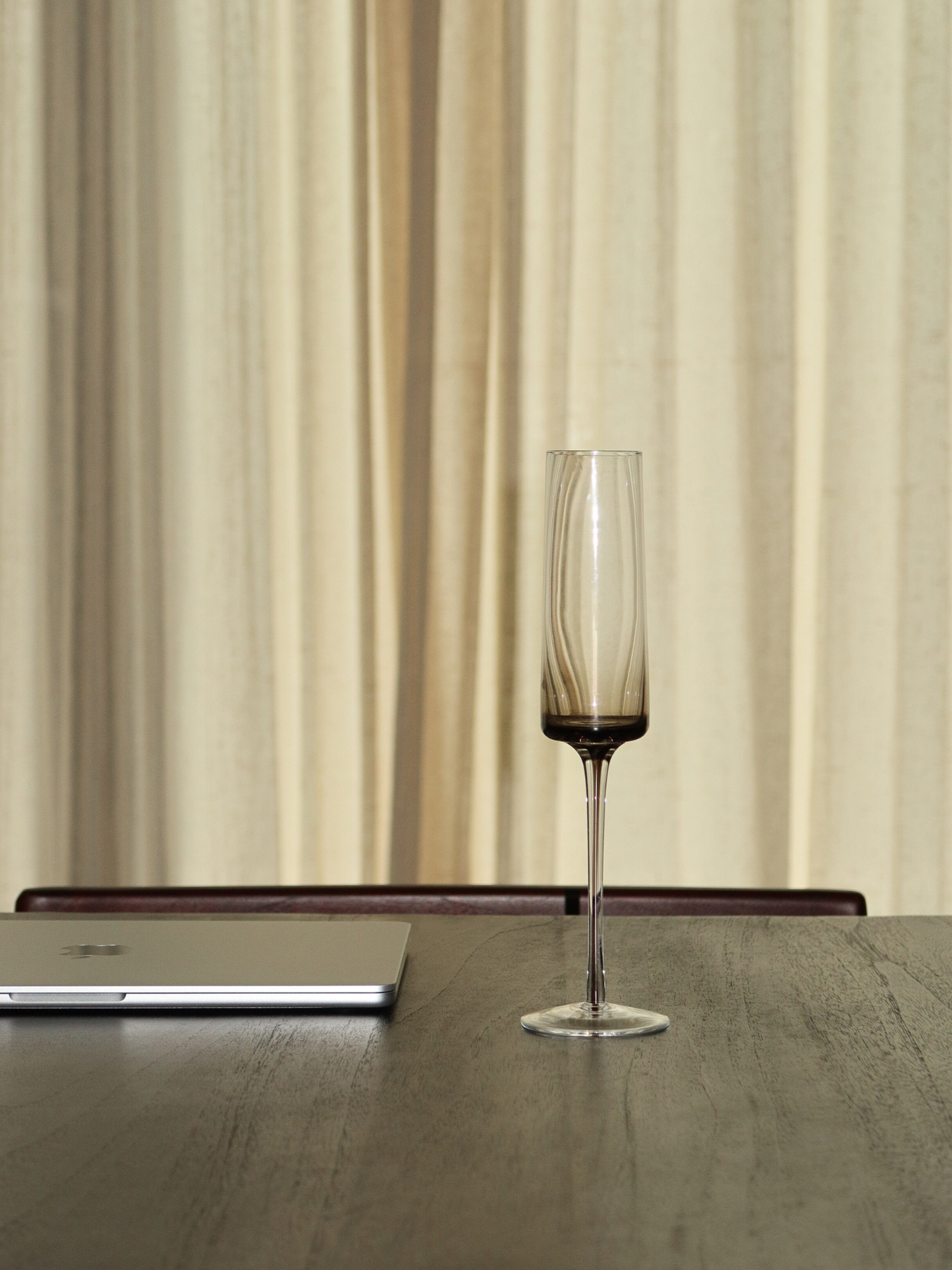 Nazim Champagne Glass with a slender design, a delicate stem, and an elegant ombre effect from deep brown to transparent. Perfect for elevating every toast. Ideal for champagne, prosecco, or a festive cocktail, it adds a refined, restaurant-like atmosphere to your table. Made from durable, reusable glass, it combines sophisticated aesthetics with an elegant drinking experience for every occasion. A timeless glass that turns every celebration into a special moment.