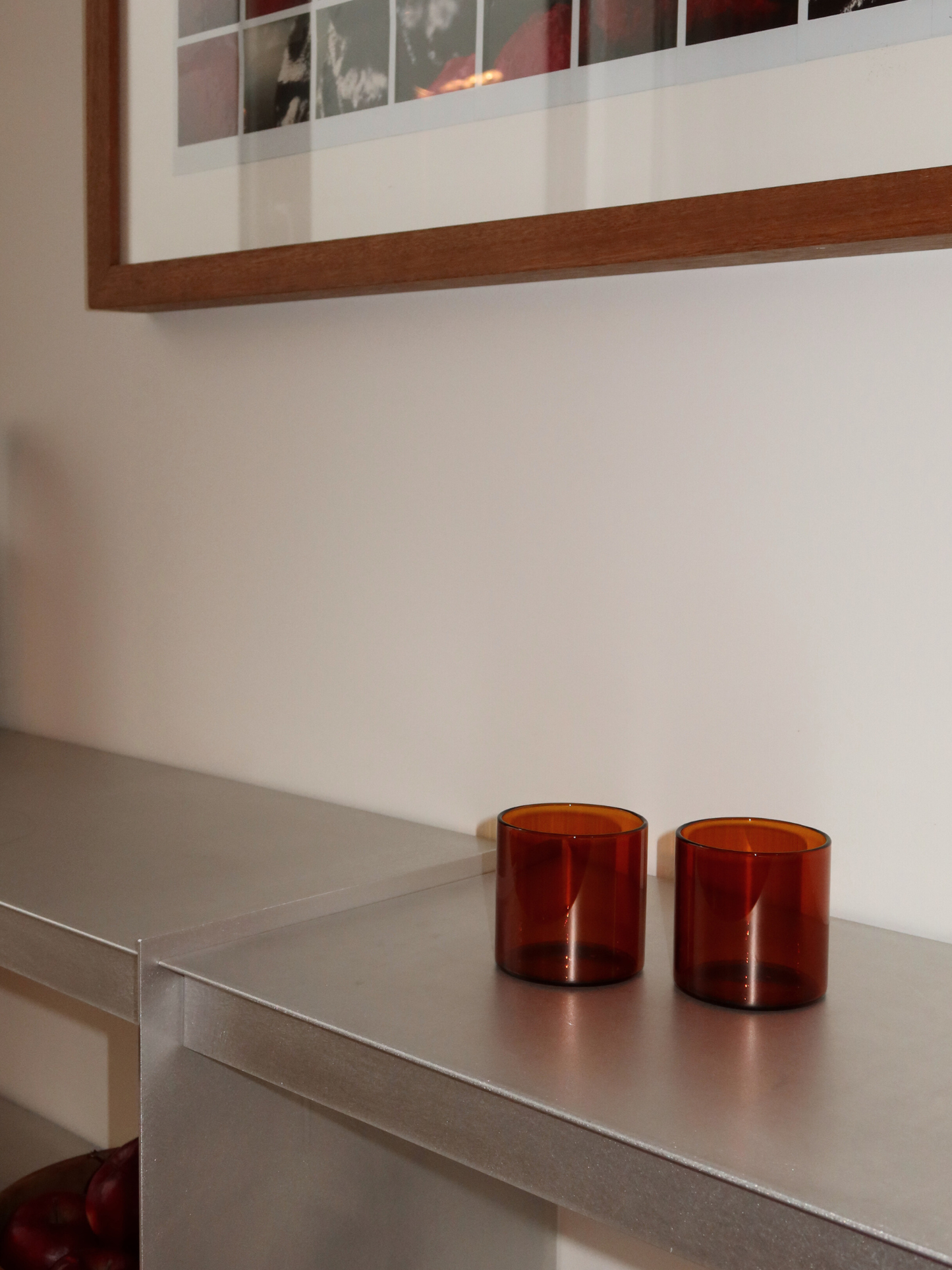 Glass Mei with a straight, clean design, perfect for serving water, cold drinks, or even a cappuccino at home. The warm brown/cognac tone adds a touch of elegance and character to your table or coffee corner. Made from durable and reusable glass, this minimalist piece blends modern aesthetics with a high-quality drinking experience, bringing a true restaurant feel into your home.