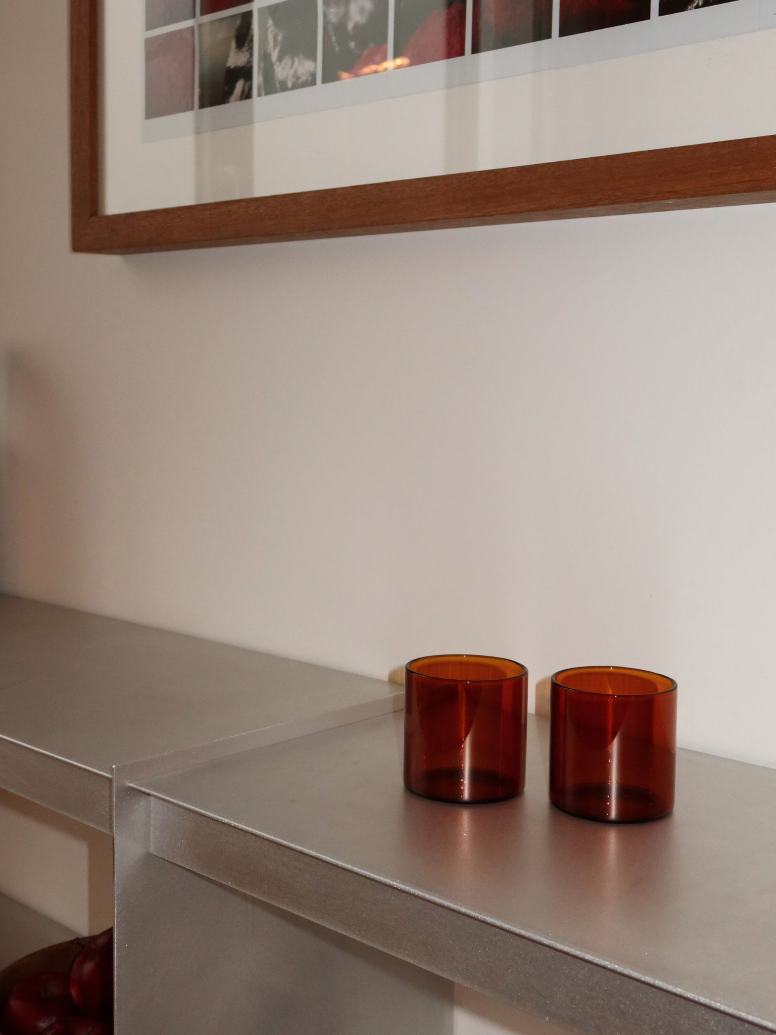 Glass Mei with a straight, clean design, perfect for serving water, cold drinks, or even a cappuccino at home. The warm brown/cognac tone adds a touch of elegance and character to your table or coffee corner. Made from durable and reusable glass, this minimalist piece blends modern aesthetics with a high-quality drinking experience, bringing a true restaurant feel into your home.