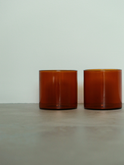 Verre Mei features a clean, straight-lined design, perfect for serving water, soft drinks, or even a cappuccino at home. The warm brown and cognac tone adds an elegant and distinctive accent to your dining table or coffee corner. Made from durable, reusable glass, this minimalist drinking glass combines modern aesthetics with a premium drinking experience – bringing a true restaurant feel into your own home.