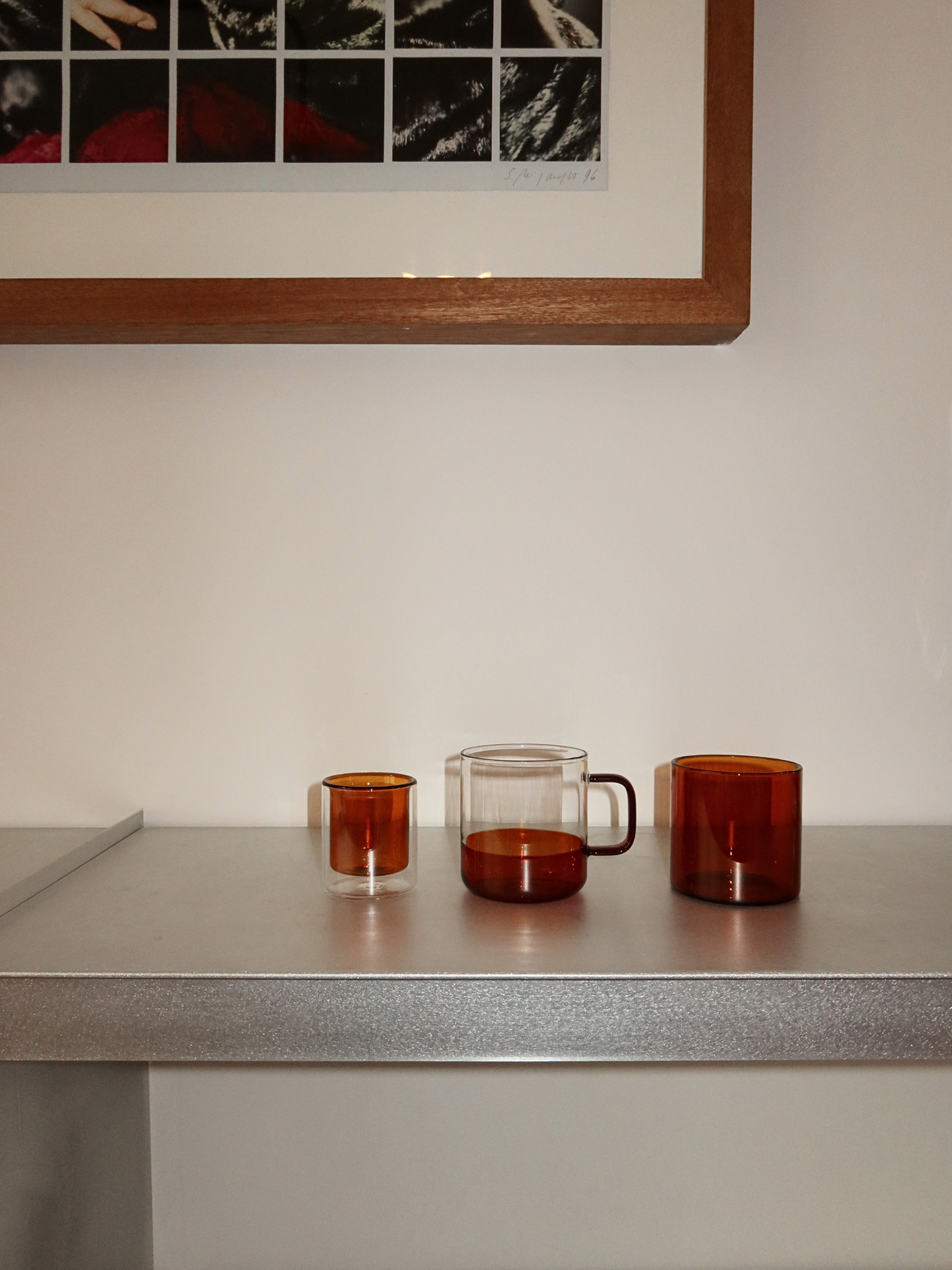 Neem afscheid van standaardmokken en kies voor het Yume-glas, perfect om je koffiemomenten meer elegantie en sfeer te geven. Het heldere glas met warme bruine accenten zorgt voor een subtiele, bijna dromerige uitstraling op je tafel. Gemaakt van duurzaam, hittebestendig borosilicaatglas – sterk genoeg voor dagelijks gebruik en ideaal voor koffie of thee. Wordt per stuk verkocht, zodat je één exemplaar kunt kiezen of meerdere kunt verzamelen voor een complete set.