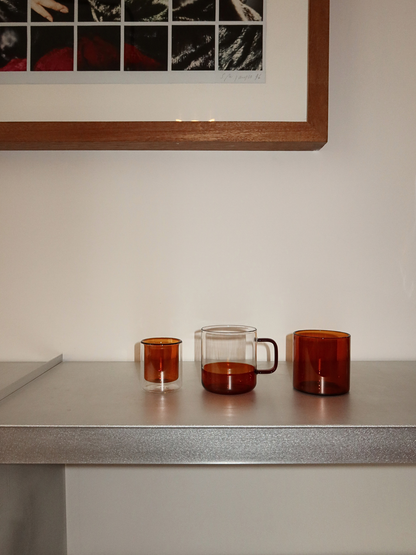 Neem afscheid van standaardmokken en kies voor het Yume-glas, perfect om je koffiemomenten meer elegantie en sfeer te geven. Het heldere glas met warme bruine accenten zorgt voor een subtiele, bijna dromerige uitstraling op je tafel. Gemaakt van duurzaam, hittebestendig borosilicaatglas – sterk genoeg voor dagelijks gebruik en ideaal voor koffie of thee. Wordt per stuk verkocht, zodat je één exemplaar kunt kiezen of meerdere kunt verzamelen voor een complete set.