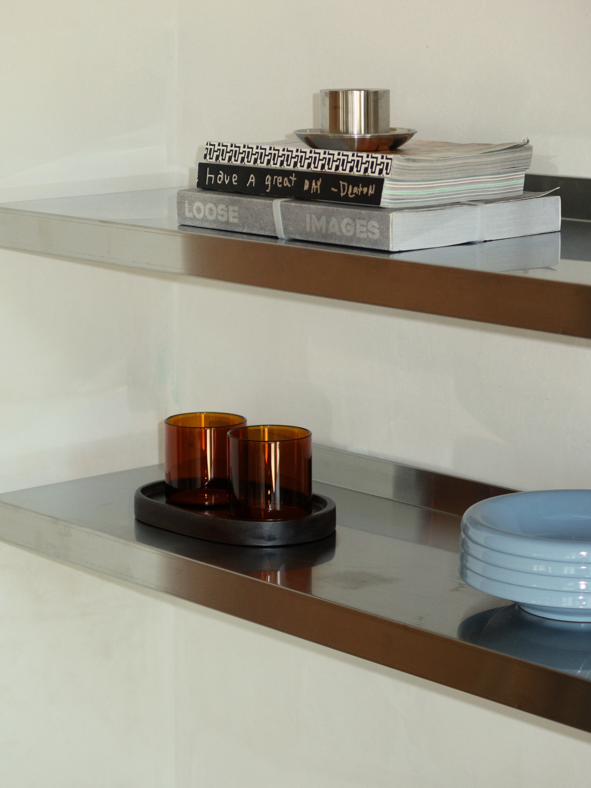 Cognackleurig drinkglas Mei met een rechte, minimalistische vorm, ideaal voor water, frisdrank, gekoelde dranken of een cappuccino. De warme bruine tint geeft de tafel of koffiecorner een stijlvolle en karaktervolle uitstraling. Gemaakt van duurzaam en herbruikbaar glas, combineert dit moderne drinkglas een tijdloos design met een verfijnde drinkervaring. Perfect voor dagelijks gebruik of een elegante tafeldekking met restaurant-uitstraling.