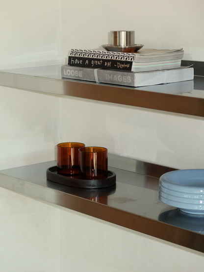 Cognackleurig drinkglas Mei met een rechte, minimalistische vorm, ideaal voor water, frisdrank, gekoelde dranken of een cappuccino. De warme bruine tint geeft de tafel of koffiecorner een stijlvolle en karaktervolle uitstraling. Gemaakt van duurzaam en herbruikbaar glas, combineert dit moderne drinkglas een tijdloos design met een verfijnde drinkervaring. Perfect voor dagelijks gebruik of een elegante tafeldekking met restaurant-uitstraling.