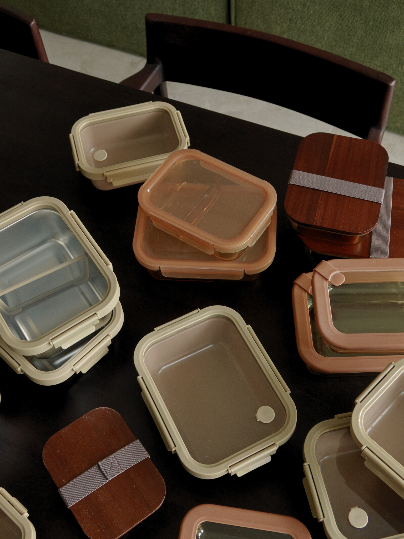 Zad est un récipient en verre ambré avec un couvercle en verre et de subtils accents ambré/brun, alliant style et fonctionnalité. Le séparateur en verre intégré permet d’organiser plusieurs ingrédients avec soin. Parfait pour des déjeuners équilibrés, le meal prep ou la conservation des restes. Le verre non toxique, sans BPA, résistant aux odeurs et aux taches est durable, facile à nettoyer et hermétique — idéal pour un rangement réfléchi et élégant dans la cuisine, le réfrigérateur ou le sac repas.