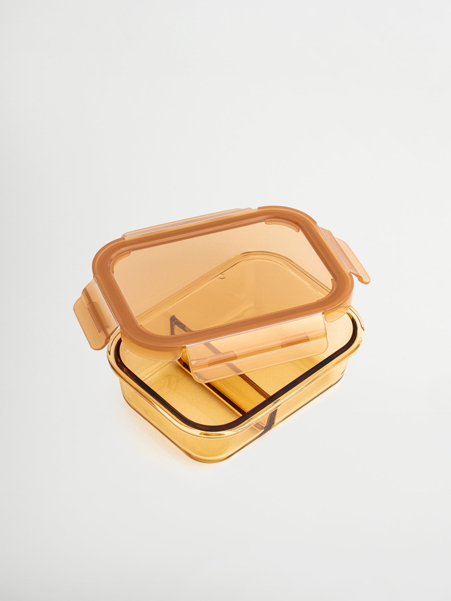 Zad est un récipient en verre ambré avec couvercle en verre et accents ambrés/bruns, alliant style et fonctionnalité. Le diviseur en verre intégré organise facilement plusieurs ingrédients. Idéal pour les déjeuners équilibrés, le meal prep ou conserver des restes. Non toxique, sans BPA, résistant aux odeurs et aux taches, durable, facile à nettoyer, étanche et parfait pour un rangement réfléchi et élégant dans cuisine, frigo ou sac de déjeuner.