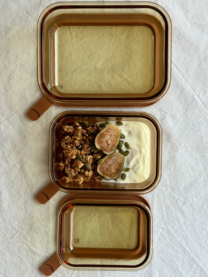 Vetto combines warmth and clarity in a timeless design made from amber glass, finished with a matching glass lid and subtle brown-rosé details.
Available in three sizes, it supports smart organization — from small portions for yogurt or snacks to larger containers for meal prep or leftovers. The lid features a discreet silicone valve to release pressure.
Non-toxic, BPA-free, odor- and stain-resistant, leakproof, durable, and reusable — designed for calm, organized kitchens.