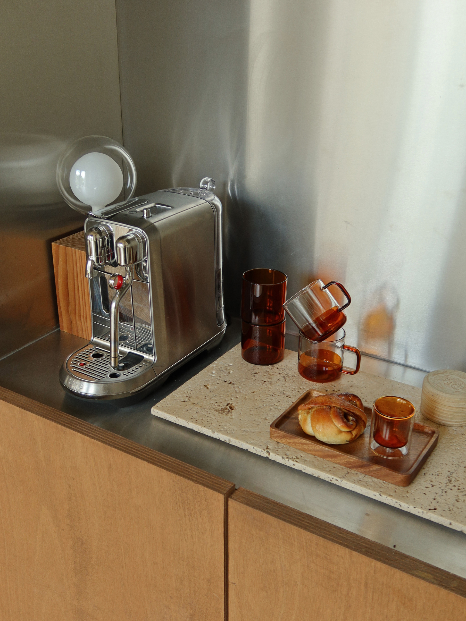 Cognacfarbenes Trinkglas Mei mit einer klaren, geraden Form, ideal für Wasser, Softdrinks, gekühlte Getränke oder einen Cappuccino. Der warme Braunton verleiht dem Tisch oder der Kaffeestation eine elegante und charaktervolle Note. Das langlebige und wiederverwendbare Glas verbindet minimalistisches Design mit einem stilvollen Trinkerlebnis. Perfekt für den täglichen Gebrauch oder eine elegante Tischdekoration mit Restaurant-Charakter.