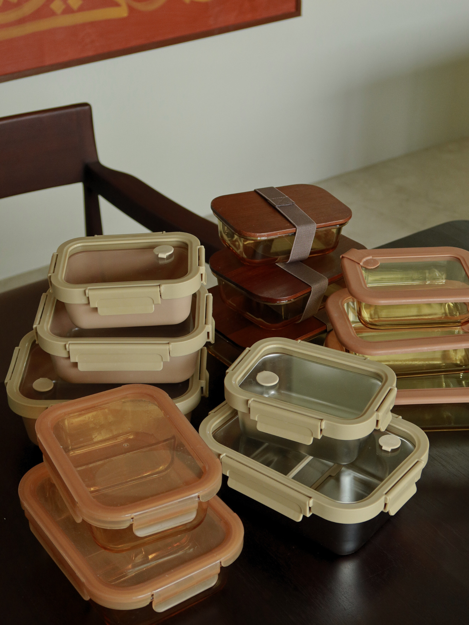 Vetto associe chaleur et transparence dans un design intemporel en verre ambré, complété par un couvercle en verre assorti et de délicats détails brun-rosé. Disponible en trois tailles, il permet une organisation intelligente — du petit format pour yaourt ou snacks aux plus grands pour meal prep ou restes. Le couvercle est doté d’une valve en silicone discrète pour libérer la pression. Non toxique, sans BPA, résistant aux odeurs et aux taches, hermétique, durable et réutilisable, pour une cuisine organise.