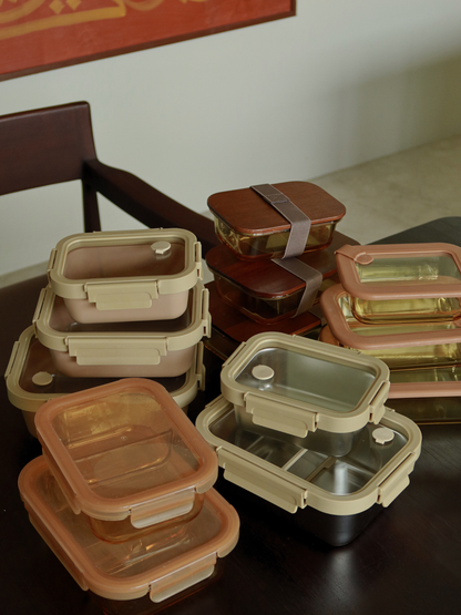 Vetto associe chaleur et transparence dans un design intemporel en verre ambré, complété par un couvercle en verre assorti et de délicats détails brun-rosé. Disponible en trois tailles, il permet une organisation intelligente — du petit format pour yaourt ou snacks aux plus grands pour meal prep ou restes. Le couvercle est doté d’une valve en silicone discrète pour libérer la pression. Non toxique, sans BPA, résistant aux odeurs et aux taches, hermétique, durable et réutilisable, pour une cuisine organise.