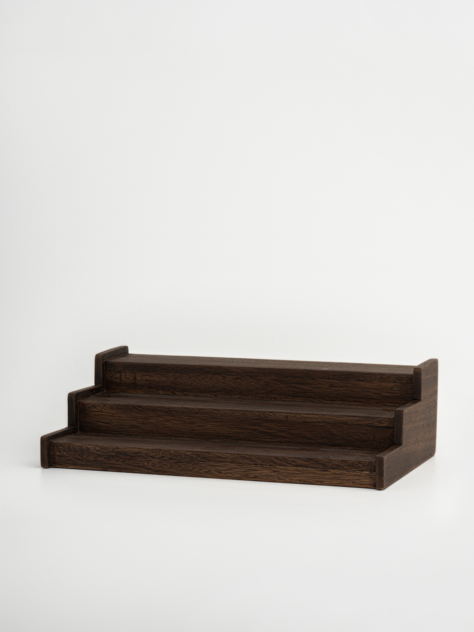 Dark brown wooden spice rack Calum for organizing up to 15 Osoe Home spice jars in a stylish and organized way, designed as a functional kitchen organizer for countertops or cabinets, made from sturdy dark wood with a minimalist and timeless design that creates a calm and elegant kitchen aesthetic, perfect for modern spice storage, pantry organization and creating a PFAS-free, BPA-free and microplastic-free kitchen environment with clutter-free kitchen styling.