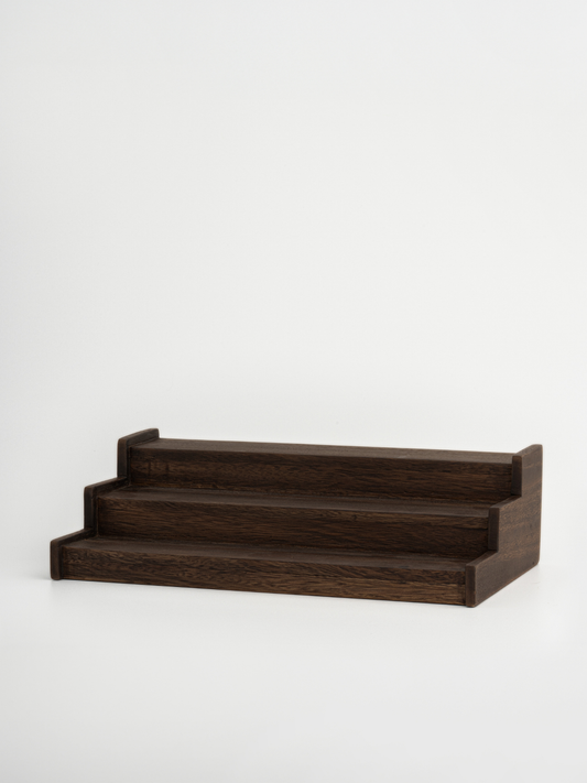 Dark brown wooden spice rack Calum for organizing up to 15 Osoe Home spice jars in a stylish and organized way, designed as a functional kitchen organizer for countertops or cabinets, made from sturdy dark wood with a minimalist and timeless design that creates a calm and elegant kitchen aesthetic, perfect for modern spice storage, pantry organization and creating a PFAS-free, BPA-free and microplastic-free kitchen environment with clutter-free kitchen styling.