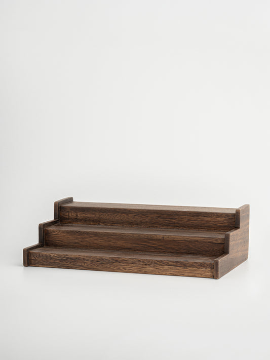 Dark brown wooden spice rack Calum for organizing up to 15 Osoe Home spice jars in a stylish and organized way, designed as a functional kitchen organizer for countertops or cabinets, made from sturdy dark wood with a minimalist and timeless design that creates a calm and elegant kitchen aesthetic, perfect for modern spice storage, pantry organization and creating a PFAS-free, BPA-free and microplastic-free kitchen environment with clutter-free kitchen styling.