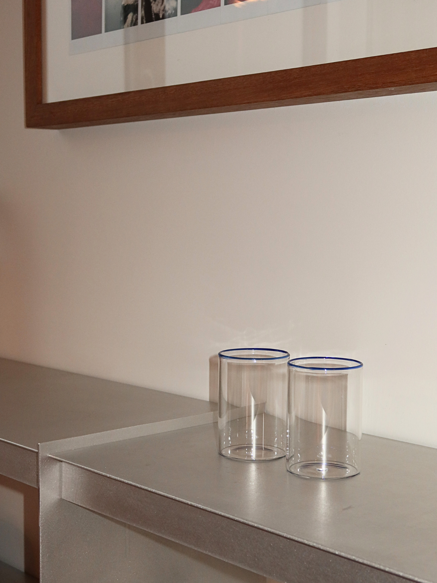 Glass Woojin, een volledig transparante glazen beker met een subtiele blauwe rand die elke drank een stijlvolle en unieke uitstraling geeft. Perfect voor ijskoffies, water, sappen, matcha of andere verfrissende drankjes. Gemaakt van duurzaam borosilicaatglas met een minimalistisch, modern en elegant design. Ideaal voor esthetisch tafelservies, duurzaam keukengerei en herbruikbaar glazen drinkgerei.